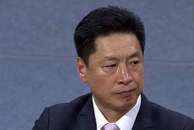 叶辰与装修行业没什么接触，所以也没个熟人，不过萧初然以前在萧氏集团倒是一直接触这个行业的人，所以一进来，就遇到不少熟人打招呼。